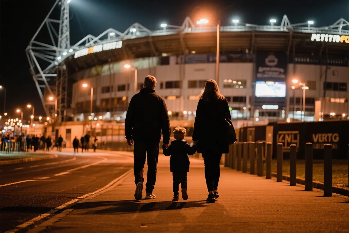 亲子在球场外步行与城市街景，自然光，温暖纪实风